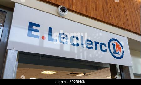 Bordeaux , Aquitaine France - 02 27 2023 : E.Leclerc marque de signe la chaîne française de l'hypermarché logo leclerc texte sur la façade d'entrée Banque D'Images