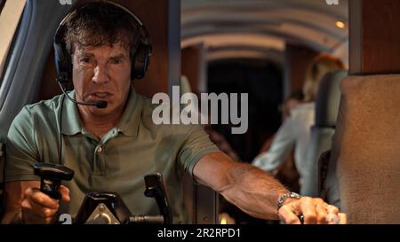 DENNIS QUAID SUR UNE AILE ET UNE PRIÈRE (2023), DIRIGÉ PAR SEAN MCNAMARA. Crédit: Metro-Goldwyn-Mayer (MGM) / Album Banque D'Images