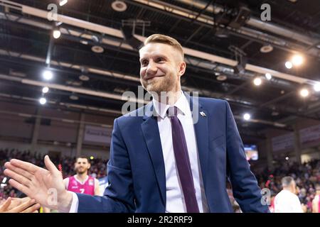 Chef entraîneur Tuomas IISALO (BON, milieu) haut fives des fans, joie. après le jeu. Score final 95:78, basketball 1.Bundesliga/Telekom paniers Bonn-NINERS Chemnitz/BON vs CHE/Playoffs quarterfinales 2nd, dans le TELEKOMDOME, on 19 mai 2023 Banque D'Images