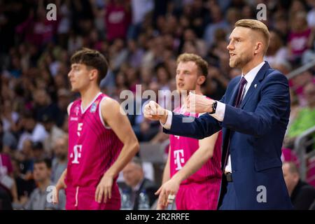 Entraîneur-chef Tuomas IISALO (BON, à droite), appeler, regarder vers la gauche, mains, geste. Score final 95:78, basketball 1.Bundesliga/Telekom paniers Bonn-NINERS Chemnitz/BON vs CHE/Playoffs quart de finale 2nd, dans le TELEKOMDOME, on 19 mai 2023 Banque D'Images