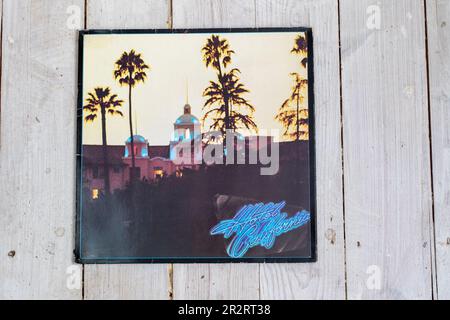 The Eagles 1976 et cinquième album Hotel California qui n'a pas été surpris d'inclure la piste Hotel California Banque D'Images