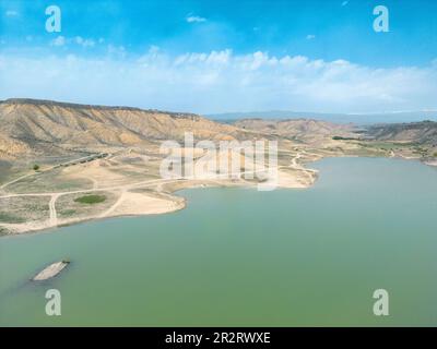 Vue aérienne sur le lac de montagne. Vue sur le réservoir d'eau de drone dans la vallée de la montagne. Belle vue d'en haut sur la surface bleu lisse du lac de montagne parmi h Banque D'Images