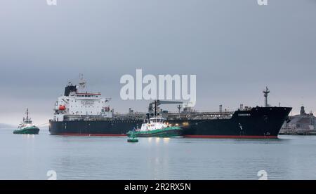 Cobh, Cork, Irlande. 21st mai 2023. En début de matinée, le pétrolier Cordoba est escorté vers le haut de la rivière par les remorqueurs DSG Alex et DSG Titan pendant qu'elle passe Cobh sur son chemin à Ringaskiddy, Co. Cork, Irlande. - Crédit; David Creedon / Alamy Live News Banque D'Images