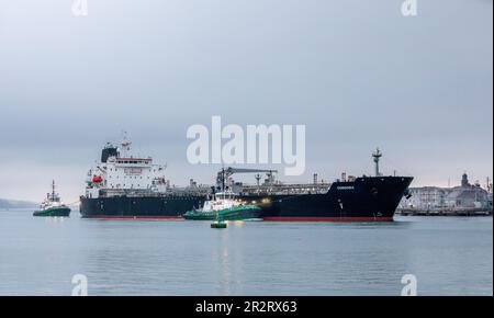 Cobh, Cork, Irlande. 21st mai 2023. En début de matinée, le pétrolier Cordoba est escorté vers le haut de la rivière par les remorqueurs DSG Alex et DSG Titan pendant qu'elle passe Cobh sur son chemin à Ringaskiddy, Co. Cork, Irlande. - Crédit; David Creedon / Alamy Live News Banque D'Images