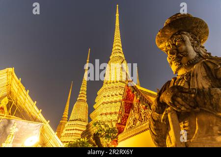 Riesige Wächterfigung Farang Guard und Chedi des buddhistischen Tempel Wat Pho in der Abenddämmerung, Bangkok, Thaïlande, Asie | Garde de Farang géant Banque D'Images