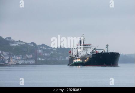 Cobh, Cork, Irlande. 21st mai 2023. En début de matinée, le pétrolier Cordoba est escorté vers le haut de la rivière par les remorqueurs DSG Alex et DSG Titan pendant qu'elle passe Cobh sur son chemin à Ringaskiddy, Co. Cork, Irlande. - Crédit; David Creedon / Alamy Live News Banque D'Images