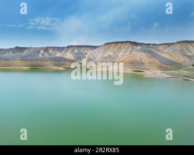 Vue aérienne sur le lac de montagne. Vue sur le réservoir d'eau de drone dans la vallée de la montagne. Belle vue d'en haut sur la surface bleu lisse du lac de montagne parmi h Banque D'Images