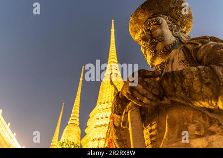 Riesige Wächterfigung Farang Guard und Chedi des buddhistischen Tempel Wat Pho in der Abenddämmerung, Bangkok, Thaïlande, Asie | Garde de Farang géant Banque D'Images