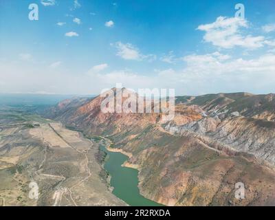 Vue aérienne sur le lac de montagne. Vue sur le réservoir d'eau de drone dans la vallée de la montagne. Belle vue d'en haut sur la surface bleu lisse du lac de montagne parmi h Banque D'Images