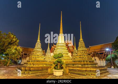 Chedis im buddhistischen Tempel Wat Pho in der Abenddämmerung, Bangkok, Thaïlande, Asif | Chedis du temple bouddhiste complexe Wat Pho au crépuscule, B Banque D'Images