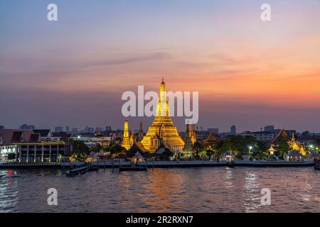 Der buddhistische Tempel wat Arun oder Tempel der Morgenröte und der Fluss Chao-Phraya in der Abenddämmerung, Bangkok, Thaïlande, Asen | Wat Arun Banque D'Images