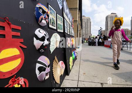 Mississauga, Canada. 20th mai 2023. Une jeune fille regarde une exposition pendant le Festival de la culture chinoise à Mississauga, dans la région du Grand Toronto, au Canada, sur 20 mai 2023. Des danses du lion, des opéras, des spectacles de mariage traditionnels ont été présentés lors de l'événement annuel. Credit: Zou Zheng/Xinhua/Alamy Live News Banque D'Images