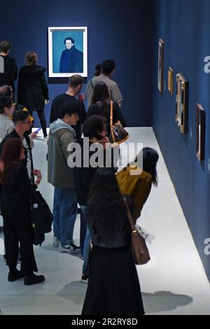 New York, États-Unis. 20th mai 2023. Les visiteurs peuvent admirer les œuvres d'art de Pablo Picasso pendant l'exposition Jeune Picasso à Paris au musée Solomon R. Guggenheim de New York, aux États-Unis, sur 20 mai 2023. Coïncidant avec le 50th anniversaire de la mort de Pablo Picasso, l'exposition, qui s'est tenue ici de 12 mai au 6 août, explore un tournant critique dans son développement artistique, en rencontrant de nouveaux sujets et styles contemporains. Credit: Li Rui/Xinhua/Alay Live News Banque D'Images