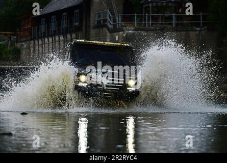 Jeep en plein air. Concept de voyage avec grande voiture 4x4. Tout-terrain sur route de montagne. La voiture de course de dragsters brûle le caoutchouc. Extrême. Voiture tout-terrain. Route Banque D'Images