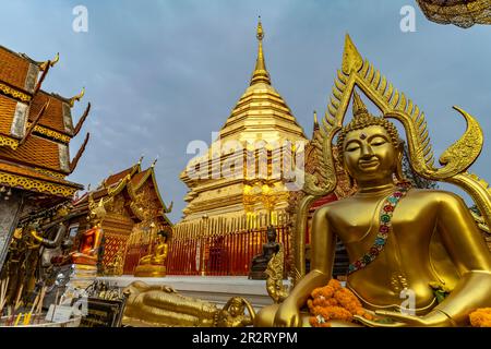 Bouddha Statue und Goldener Chedi der buddhistischen Tempelanlage Wat Phra That Doi Suthep, Wahrzeichen von Chiang Mai, Thaïlande, Asie | Buddha St Banque D'Images