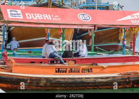 Bateaux-ferries d'Abra ou bateaux-taxis sur Khor Dubai (Dubai Creek), Dubaï, Émirats arabes Unis Banque D'Images