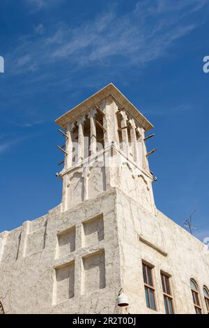 Tour de refroidissement traditionnelle du brise-vent, quartier historique d'Al Fahidi, Khor Dubai (Dubai Creek), Dubaï, Émirats arabes Unis Banque D'Images