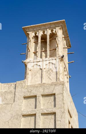 Tour de refroidissement traditionnelle du brise-vent, quartier historique d'Al Fahidi, Khor Dubai (Dubai Creek), Dubaï, Émirats arabes Unis Banque D'Images