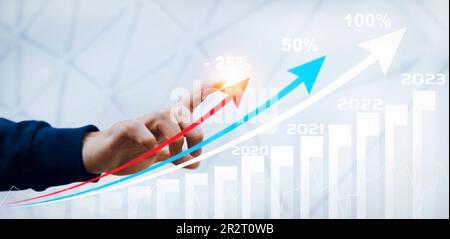 Main d'affaires touche flèche données de croissance graphique flèche avec diagramme budget 2022, homme d'affaires pointe flèche graphique entreprise croissance future année 2021 à 2022 Banque D'Images