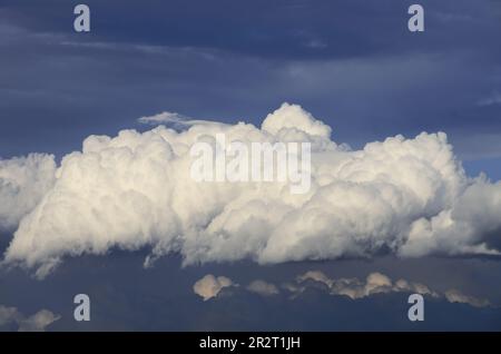 Cumulus blancs sur ciel bleu foncé de la Sicile, Italie Banque D'Images