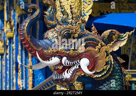 Naga coloré au Wat Rong Suea Ten, Chiang Rai, Thaïlande. Banque D'Images