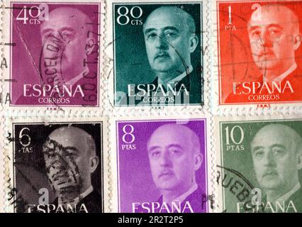 Timbres-poste vintage de l'Espagne sur une page d'album de timbres. Banque D'Images