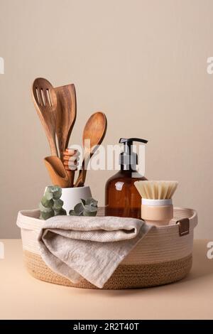 Ustensiles de cuisine en panier en coton pour la maison cuisine décoration concept. Banque D'Images