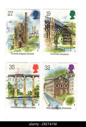 Timbres-poste d'époque du Royaume-Uni présentant une architecture historique isolée sur fond blanc. Banque D'Images