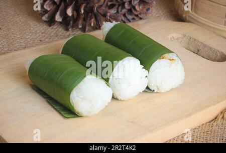 Cuisine traditionnelle indonésienne citron. gâteaux de riz avec feuilles de banane et poulet à l'intérieur Banque D'Images