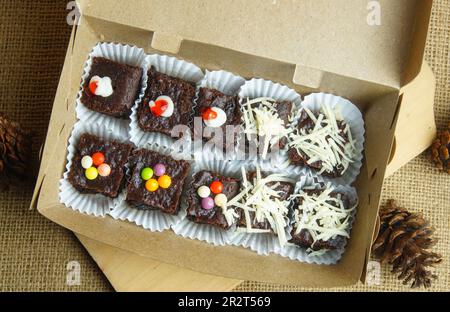 Brownies au chocolat dans une boîte avec diverses garnitures Banque D'Images