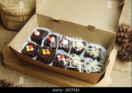 Brownies au chocolat dans une boîte avec diverses garnitures Banque D'Images