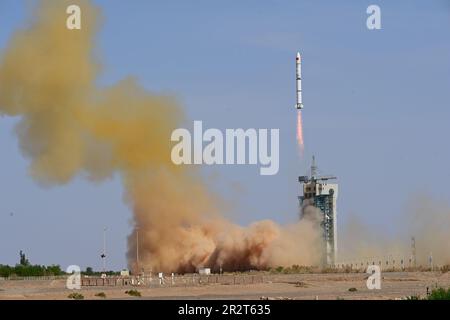 Jiuquan. 21st mai 2023. Une longue fusée porteuse en mars 2C est lancée depuis le centre de lancement de satellite de Jiuquan, dans le nord-ouest de la Chine, au 21 mai 2023. Dimanche, la Chine a envoyé avec succès de nouveaux satellites des sciences spatiales en orbite à partir du Centre de lancement de satellites de Jiuquan, dans le nord-ouest de la Chine, y compris le premier projet satellite d'exploration spatiale de Macao Macao Science 1. Macao Science 1 est le premier programme satellite de sciences spatiales développé conjointement par le continent chinois et Macao. Crédit: Wang Jiangbo/Xinhua/Alay Live News Banque D'Images