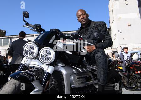 ÉDITORIAL EXCLUSIF Riders au début du Distinguished Gentleman's Ride à Londres, l'un des nombreux tours à travers le Royaume-Uni aujourd'hui qui verra des milliers de coureurs sur leurs vélos d'époque pour recueillir de l'argent et de la sensibilisation pour l'organisme de bienfaisance pour la santé des hommes, Movember. Date de la photo: Dimanche 21 mai 2023. Cinquante autres villes du Royaume-Uni, dont Glasgow, Guildford et Manchester, et 700 villes du monde entier, offrent des tours. Le crédit photo devrait se lire comme suit : Jonathan Hordle/PA Wire Banque D'Images