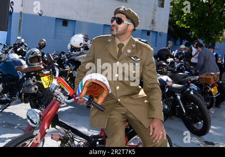 ÉDITORIAL EXCLUSIF Riders au début du Distinguished Gentleman's Ride à Londres, l'un des nombreux tours à travers le Royaume-Uni aujourd'hui qui verra des milliers de coureurs sur leurs vélos d'époque pour recueillir de l'argent et de la sensibilisation pour l'organisme de bienfaisance pour la santé des hommes, Movember. Date de la photo: Dimanche 21 mai 2023. Cinquante autres villes du Royaume-Uni, dont Glasgow, Guildford et Manchester, et 700 villes du monde entier, offrent des tours. Le crédit photo devrait se lire comme suit : Jonathan Hordle/PA Wire Banque D'Images