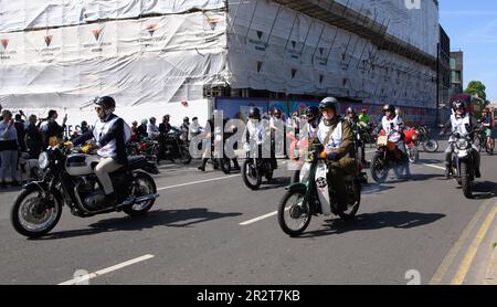 ÉDITORIAL EXCLUSIF Riders au début du Distinguished Gentleman's Ride à Londres, l'un des nombreux tours à travers le Royaume-Uni aujourd'hui qui verra des milliers de coureurs sur leurs vélos d'époque pour recueillir de l'argent et de la sensibilisation pour l'organisme de bienfaisance pour la santé des hommes, Movember. Date de la photo: Dimanche 21 mai 2023. Cinquante autres villes du Royaume-Uni, dont Glasgow, Guildford et Manchester, et 700 villes du monde entier, offrent des tours. Le crédit photo devrait se lire comme suit : Jonathan Hordle/PA Wire Banque D'Images