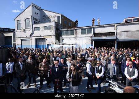 ÉDITORIAL EXCLUSIF Riders au début du Distinguished Gentleman's Ride à Londres, l'un des nombreux tours à travers le Royaume-Uni aujourd'hui qui verra des milliers de coureurs sur leurs vélos d'époque pour recueillir de l'argent et de la sensibilisation pour l'organisme de bienfaisance pour la santé des hommes, Movember. Date de la photo: Dimanche 21 mai 2023. Cinquante autres villes du Royaume-Uni, dont Glasgow, Guildford et Manchester, et 700 villes du monde entier, offrent des tours. Le crédit photo devrait se lire comme suit : Jonathan Hordle/PA Wire Banque D'Images