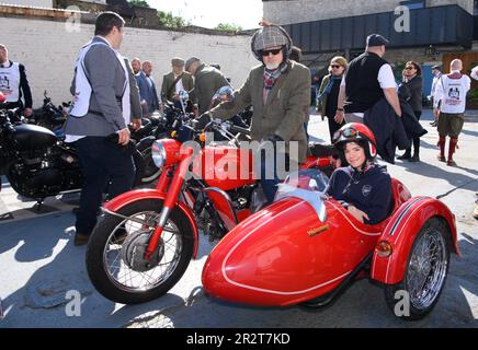 ÉDITORIAL EXCLUSIF Riders au début du Distinguished Gentleman's Ride à Londres, l'un des nombreux tours à travers le Royaume-Uni aujourd'hui qui verra des milliers de coureurs sur leurs vélos d'époque pour recueillir de l'argent et de la sensibilisation pour l'organisme de bienfaisance pour la santé des hommes, Movember. Date de la photo: Dimanche 21 mai 2023. Cinquante autres villes du Royaume-Uni, dont Glasgow, Guildford et Manchester, et 700 villes du monde entier, offrent des tours. Le crédit photo devrait se lire comme suit : Jonathan Hordle/PA Wire Banque D'Images