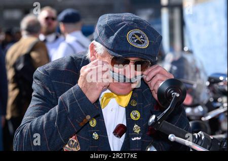 ÉDITORIAL EXCLUSIF Riders au début du Distinguished Gentleman's Ride à Londres, l'un des nombreux tours à travers le Royaume-Uni aujourd'hui qui verra des milliers de coureurs sur leurs vélos d'époque pour recueillir de l'argent et de la sensibilisation pour l'organisme de bienfaisance pour la santé des hommes, Movember. Date de la photo: Dimanche 21 mai 2023. Cinquante autres villes du Royaume-Uni, dont Glasgow, Guildford et Manchester, et 700 villes du monde entier, offrent des tours. Le crédit photo devrait se lire comme suit : Jonathan Hordle/PA Wire Banque D'Images