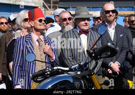 ÉDITORIAL EXCLUSIF Riders au début du Distinguished Gentleman's Ride à Londres, l'un des nombreux tours à travers le Royaume-Uni aujourd'hui qui verra des milliers de coureurs sur leurs vélos d'époque pour recueillir de l'argent et de la sensibilisation pour l'organisme de bienfaisance pour la santé des hommes, Movember. Date de la photo: Dimanche 21 mai 2023. Cinquante autres villes du Royaume-Uni, dont Glasgow, Guildford et Manchester, et 700 villes du monde entier, offrent des tours. Le crédit photo devrait se lire comme suit : Jonathan Hordle/PA Wire Banque D'Images