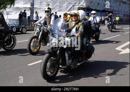 ÉDITORIAL EXCLUSIF Riders au début du Distinguished Gentleman's Ride à Londres, l'un des nombreux tours à travers le Royaume-Uni aujourd'hui qui verra des milliers de coureurs sur leurs vélos d'époque pour recueillir de l'argent et de la sensibilisation pour l'organisme de bienfaisance pour la santé des hommes, Movember. Date de la photo: Dimanche 21 mai 2023. Cinquante autres villes du Royaume-Uni, dont Glasgow, Guildford et Manchester, et 700 villes du monde entier, offrent des tours. Le crédit photo devrait se lire comme suit : Jonathan Hordle/PA Wire Banque D'Images