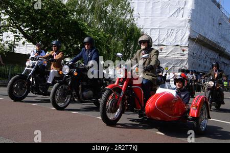 ÉDITORIAL EXCLUSIF Riders au début du Distinguished Gentleman's Ride à Londres, l'un des nombreux tours à travers le Royaume-Uni aujourd'hui qui verra des milliers de coureurs sur leurs vélos d'époque pour recueillir de l'argent et de la sensibilisation pour l'organisme de bienfaisance pour la santé des hommes, Movember. Date de la photo: Dimanche 21 mai 2023. Cinquante autres villes du Royaume-Uni, dont Glasgow, Guildford et Manchester, et 700 villes du monde entier, offrent des tours. Le crédit photo devrait se lire comme suit : Jonathan Hordle/PA Wire Banque D'Images