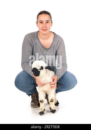 Agneau Valais blacknose et femme paysanne en face de fond blanc Banque D'Images