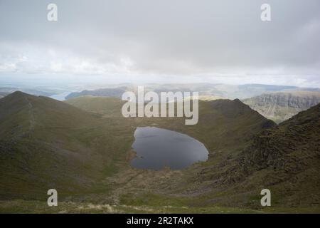 Tarn rouge depuis le sommet de Helvellyn, cumbria, quartier des lacs anglais. Banque D'Images