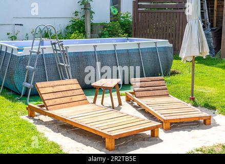 chaises dans le jardin avec piscine Banque D'Images