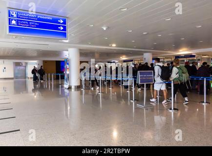 Contrôle des passeports aéroport de Tbilissi. Zone des arrivées à l'intérieur de l'aéroport international de Tbilissi, TBS, Tbilissi, Géorgie. Panneaux de direction Banque D'Images