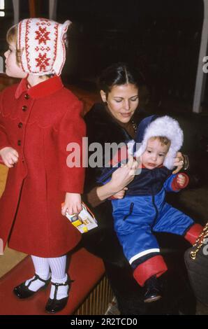 LA REINE SILVIA DE SUÈDE habille la princesse Victoria et le prince Carl Philip après un théâtre pour enfants au théâtre royal dramatique de Stockholm Banque D'Images