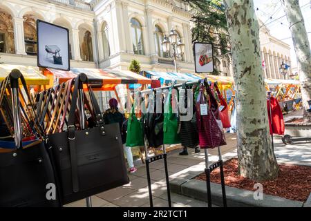 Marché de rue, vente de marques locales géorgiennes vêtements mode. Marché de rue sur Rustaveli ave Tbilissi Géorgie Banque D'Images