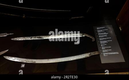 Kabiani sabre, 18e s. (en haut.) Lame sabre avec la marque 'loup' et l'inscription M.H. pour le Grand-Duc Mikhaïl Nikolaevitch de Russie, 19e siècle (en bas) Banque D'Images