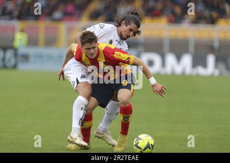 Lecce, Italie. 21st mai 2023. Via Del Mare stade, Lecce, Italie, 21 mai 2023, Lorenzo Colombo (Lecce) défend le thew ball de Dimitrios Nikolaou (Spezia) pendant la conférence américaine contre Spezia Calcio - football italien série A match Credit: Live Media Publishing Group/Alay Live News Banque D'Images