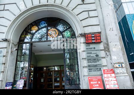 Bureau de change Tbilissi, kiosque de change de crypto-monnaie bitcoin dans un bâtiment historique du centre de Tbilissi en Géorgie Banque D'Images